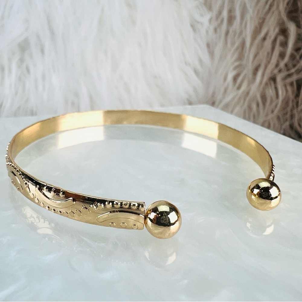 Beautiful Goldtone stackable cuff Bangle Bracelet - Picture 8 of 15